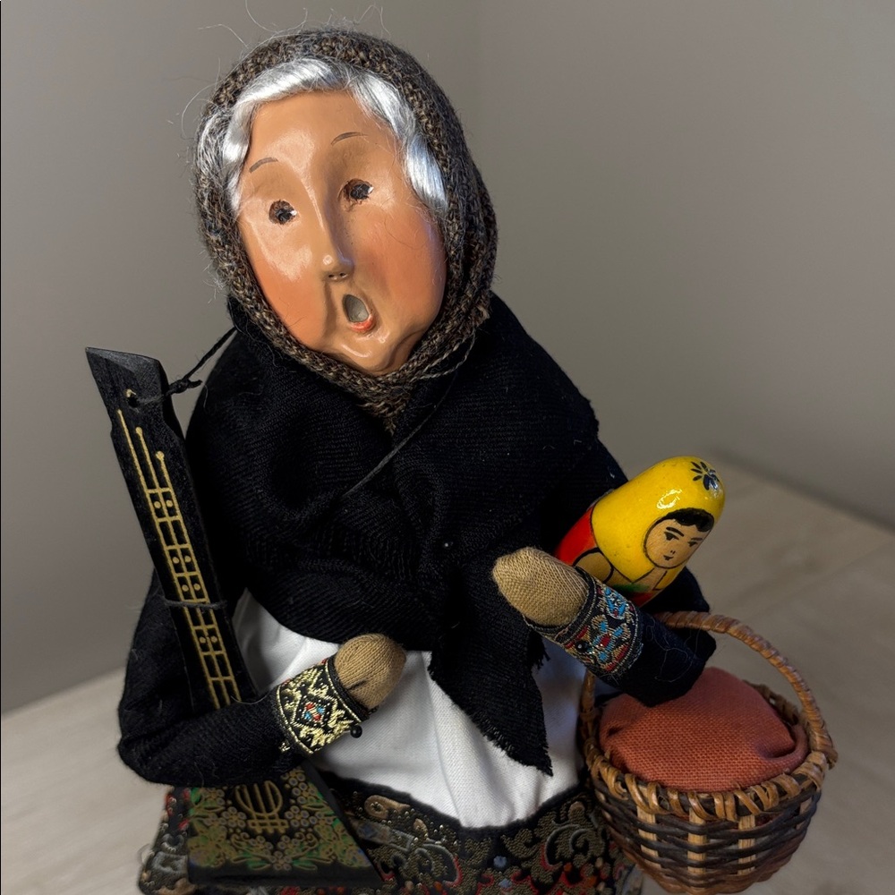 Byers Choice Carolers Babouska Russian Christmas Legend w/Balalaika/Nesting Doll - Picture 3 of 10